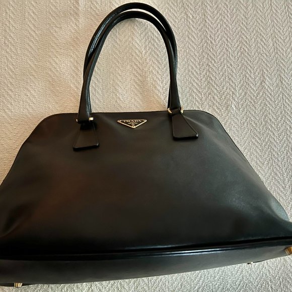 Prada - Picture 1 of 4